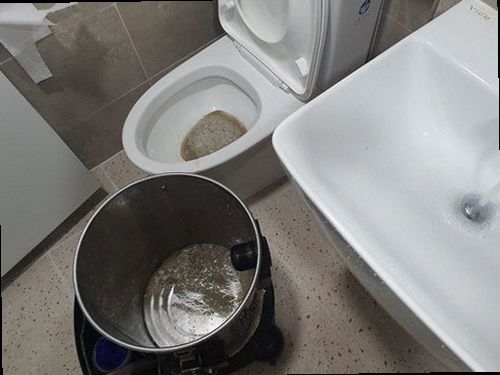 청주시 청원구 하수구막힘 배관 점검 전 주변 물품을 정리하고 안전을 확인하는 모습